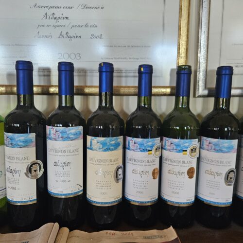 Φιάλες από το Οινοποιείο Αϊδαρίνη που δραστηριοποιείται στο κρασί από τα τέλη του 19ου αιώνα.