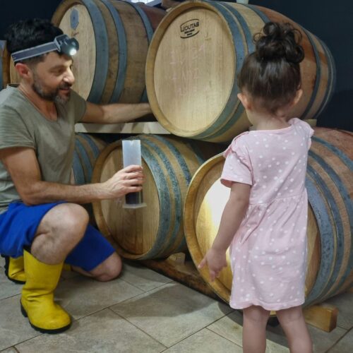 Ο οινοποιός Δημήτρης Σπανούδης με τη μικρή του κόρη.